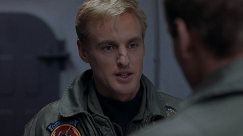 Chris Burnett (Owen Wilson) wearing a jacket in Behind Enemy Lines
