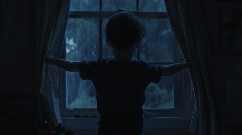 Alex Lilly opening the curtains in Weapons