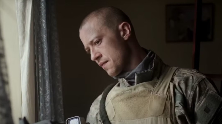 Joseph Quinn's soldier in Warfare looks out a window