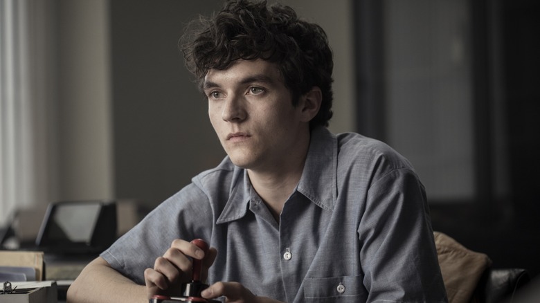 Stefan Butler (Fionn Whitehead) using video game controller in Black Mirror: Bandersnatch