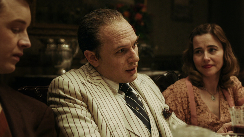 Tom Hardy as Al Capone and Linda Cardellini as Mae Capone in Capone