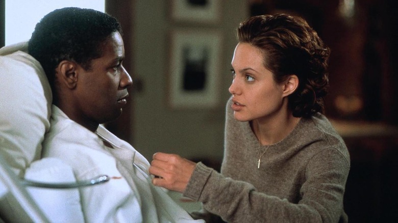 Denzel Washington as Lincoln Rhyme and Angelina Jolie as Amelia Donaghy in The Bone Collector
