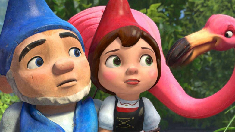 Gnomeo (James McAvoy) & Juliet (Emily Blunt) talk to Featherstone (Jim Cummings) in Gnomeo & Juliet