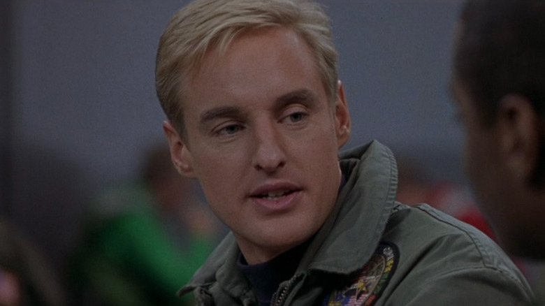 Chris Burnett (Owen Wilson) talking in Behind Enemy Lines