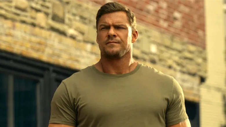 Reacher, season 3, Reacher standing outside