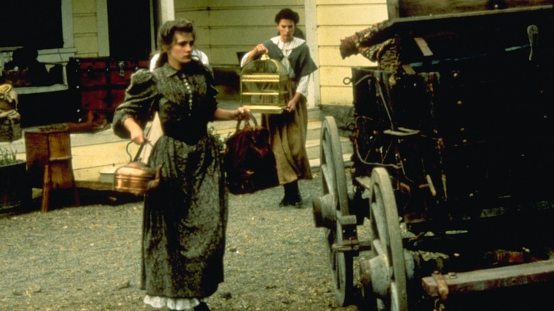 Maria Collogero (Julia Roberts) and Anna Collogero (Alexandra Masterson) carrying belongings in Blood Red