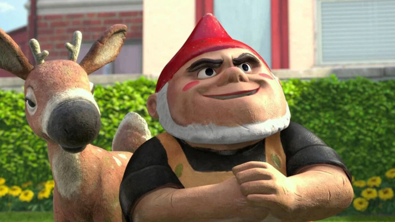 Fawn (Ozzy Osbourne) and Tybalt (Jason Statham) scheming in Gnomeo & Juliet