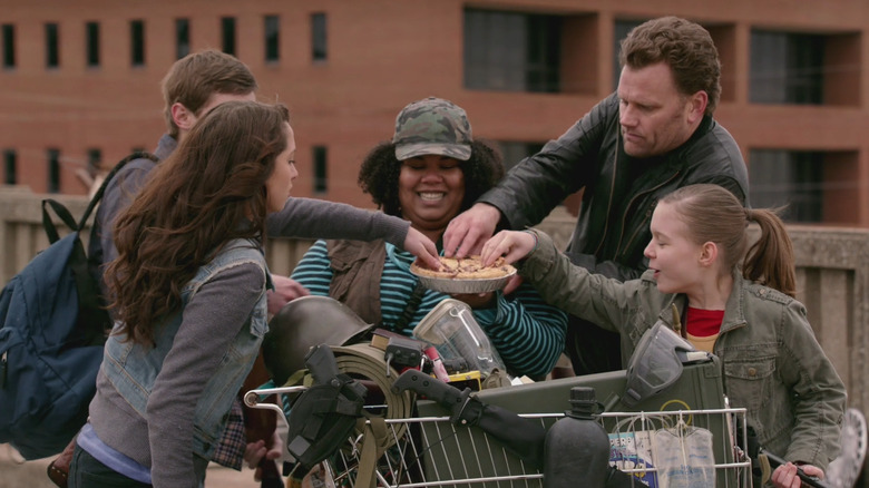 Columbus, Wichita, Tallahassee and Little Rock sharing a pie with a stranger in Zombieland: The Series
